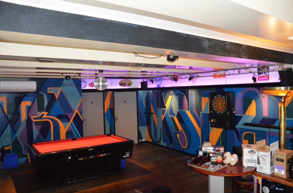 Muurschildering binnen (Typografische graffiti Muziekcafé Backstage Hoorn) Bar Wall Painting