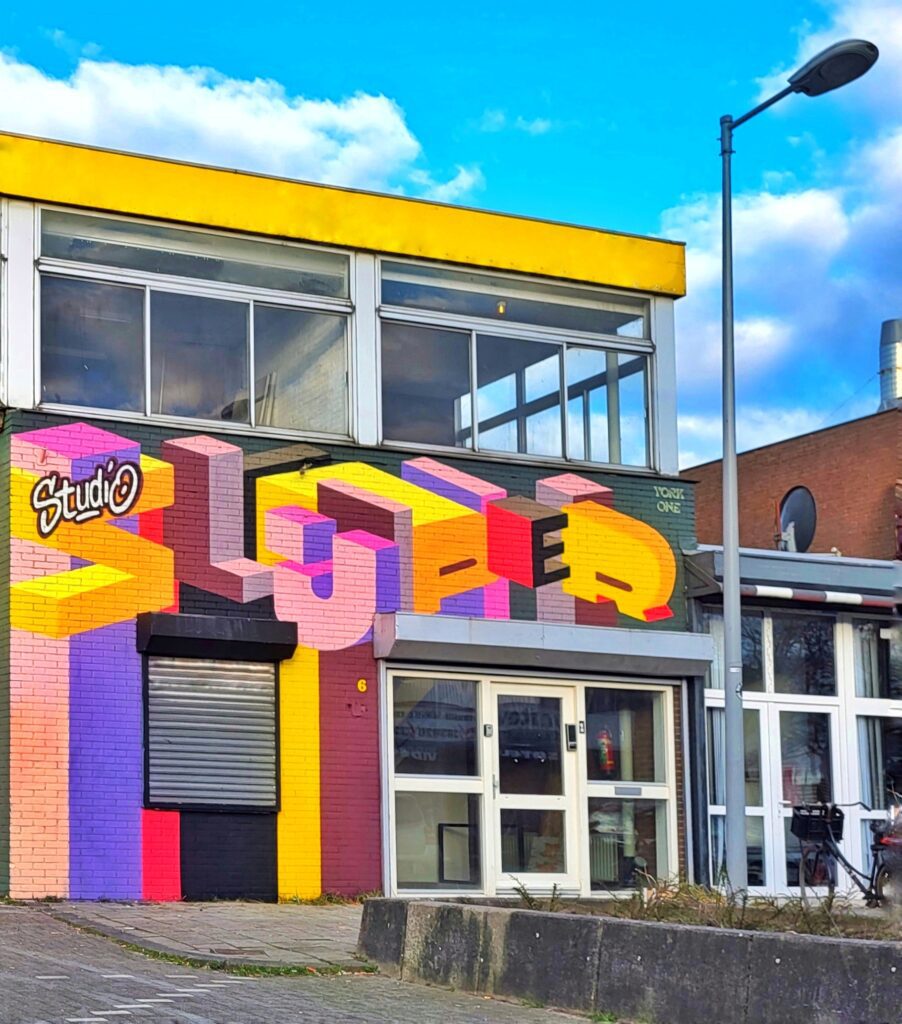 Muurschildering buiten (abstract Typografische graffiti Amsterdam)