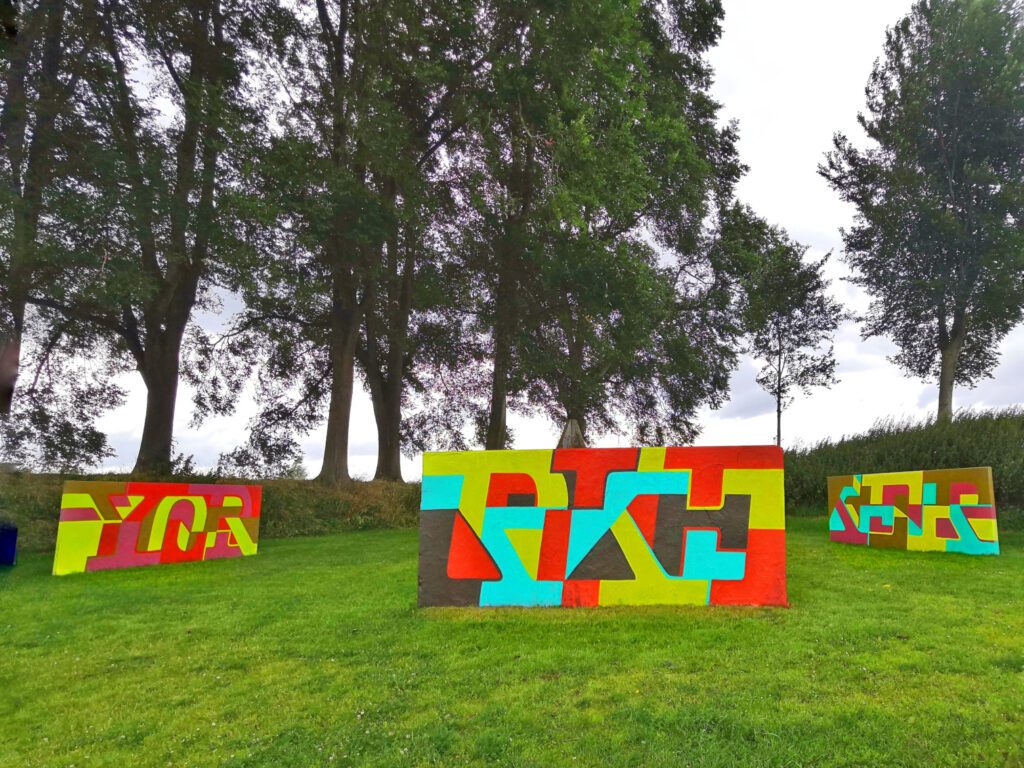 Muurschildering buiten (graffiti buitenkunst drieluik Enkhuizen)